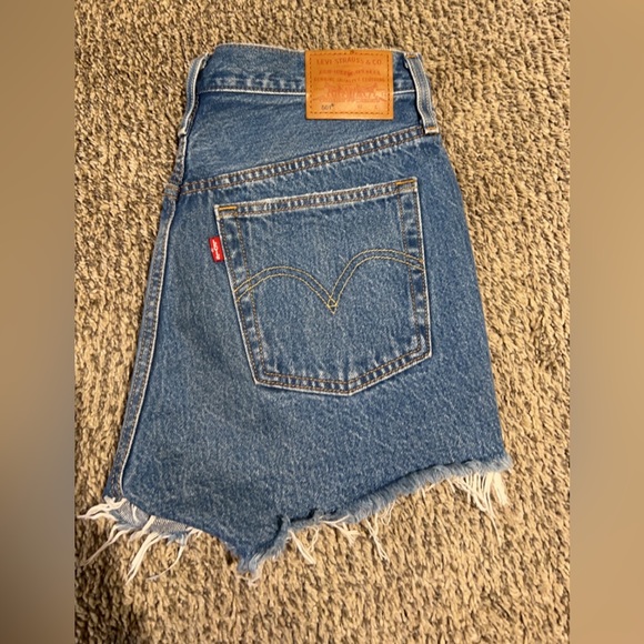 Ladies 501 Levi’s Shorts. W28. Never worn. - Picture 2 of 3